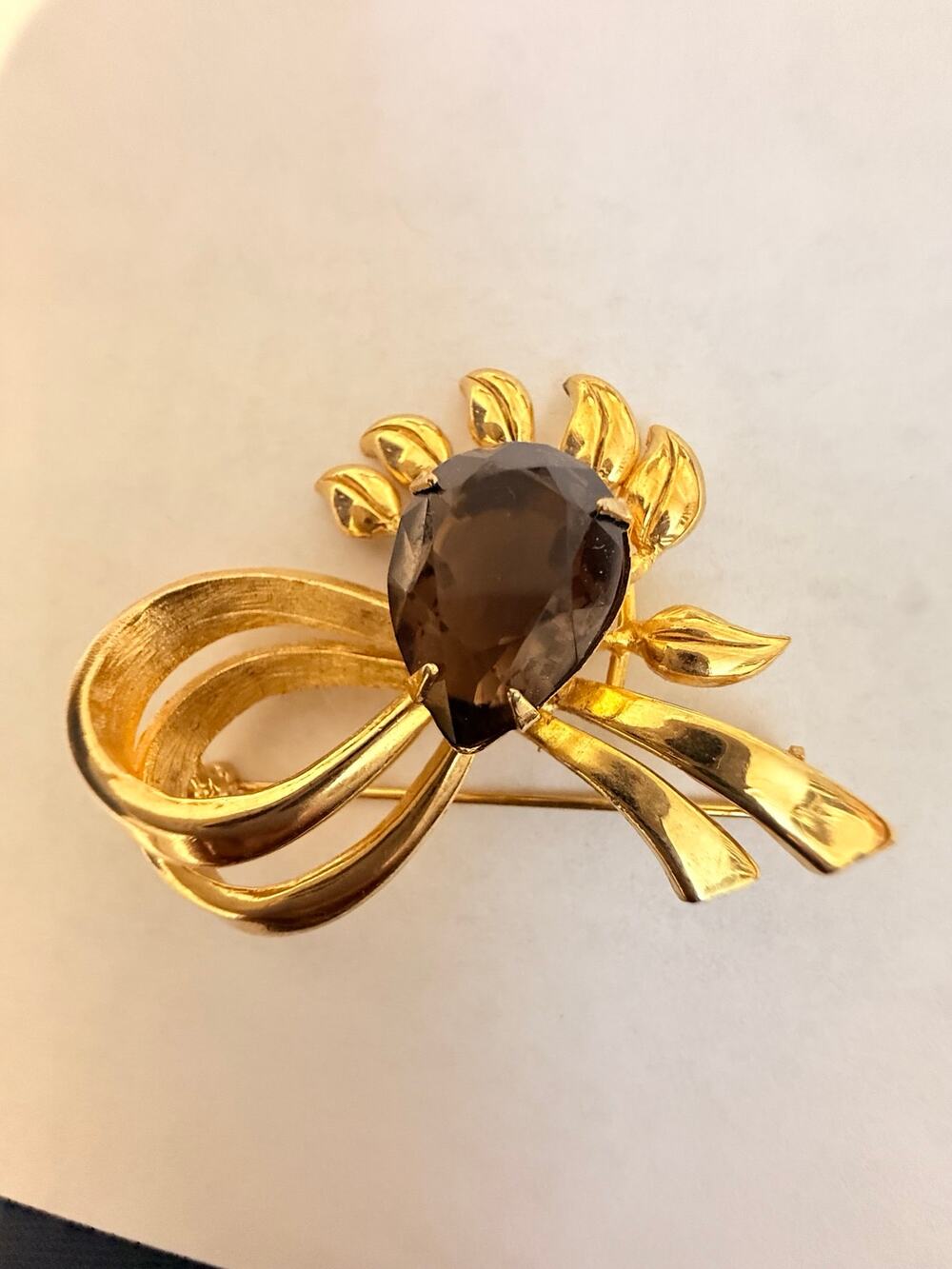 Vintage Brooks Gold Tone Bow Brooch Brown Faceted Stone